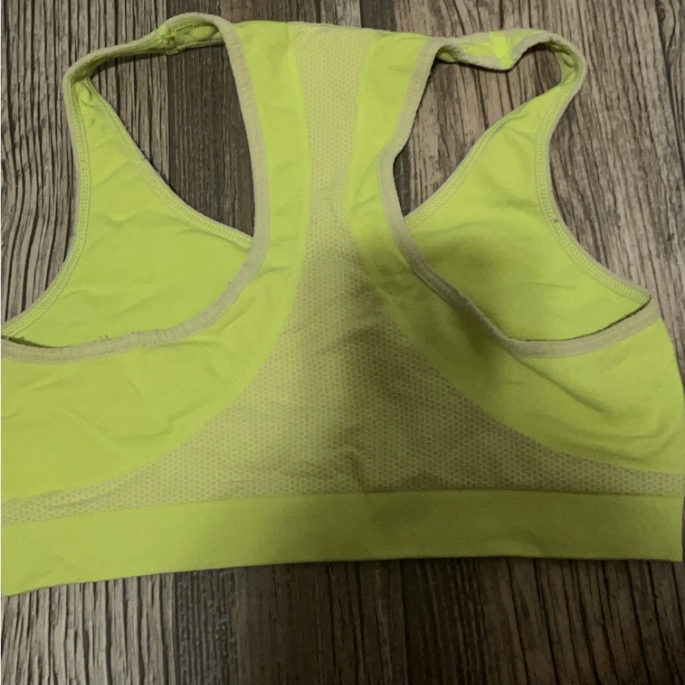 Woman’s size medium sports bra good condition